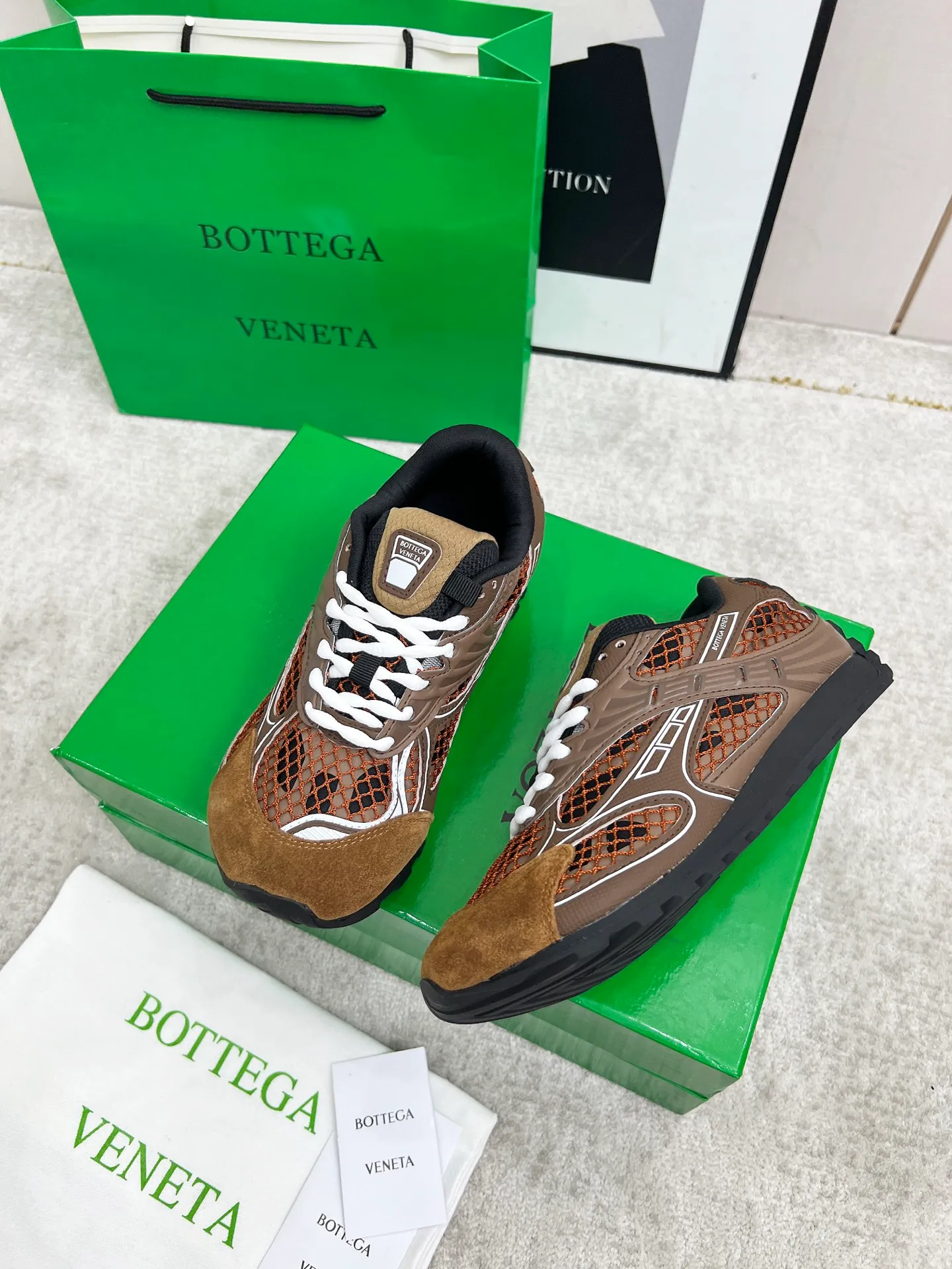 P540. Top version (couples model) Bottega Veneta Bottega Veneta 23ss autumn and winter show BV Orbit sneakers Wang Yibo's same style couples casual shoes dad shoes! Runner sneakers! Original purchase and development!  Made of original lightweight technical mesh fabric, the same as the original version! The process is complicated!  Paired with a rubber outsole designed with a geometric pattern, the high version of the Wang Zha series is actually much taller, but the legs still look slim. Very nice. Durable and playable, standard and version-matching shoe package technology, look for high-end versions. The original outsole is exclusively molded, and the color-blocked TPU outsole is used. The material and weight are the same as the original!  Size: #Female 35-41 (40 and 41 customized sizes are non-refundable) Male 39-45 (45 size customized are non-returnable and exchangeable)